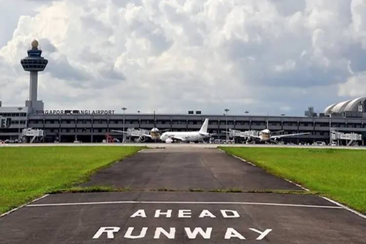 changi airport close runway 2