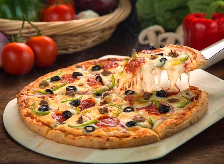 Pizza Hut: May Day gift giving pizza to foreign workers