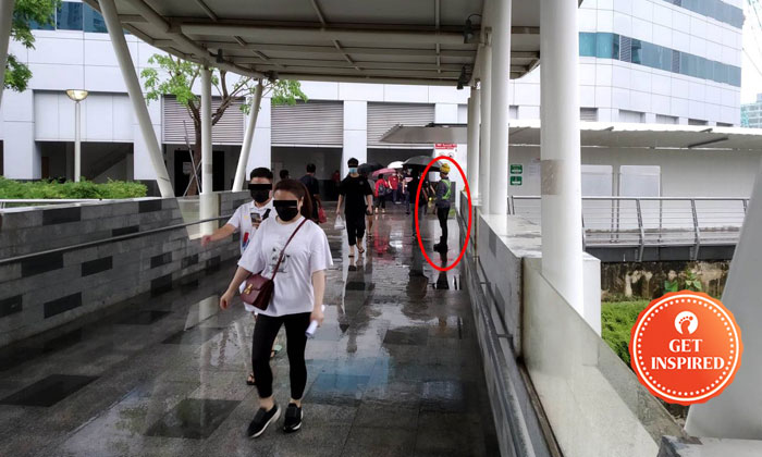 Netizen praises workers for handing out umbrellas