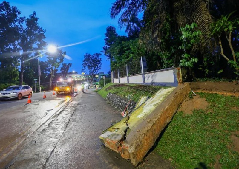Ng Teng Fong's mansion Wall collapses